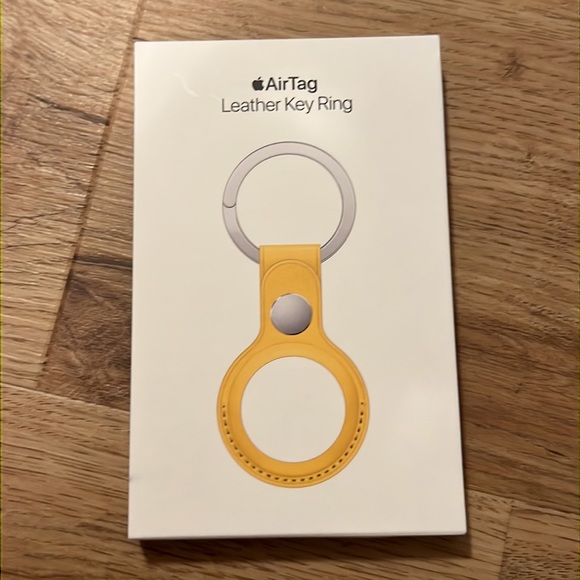 NWT authentic Apple AirTag Leather Key Ring - meyer lemon yellow - Picture 2 of 4